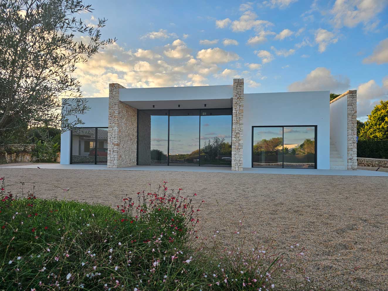 Diseño interior de Estudio Luminoso con acabados en madera