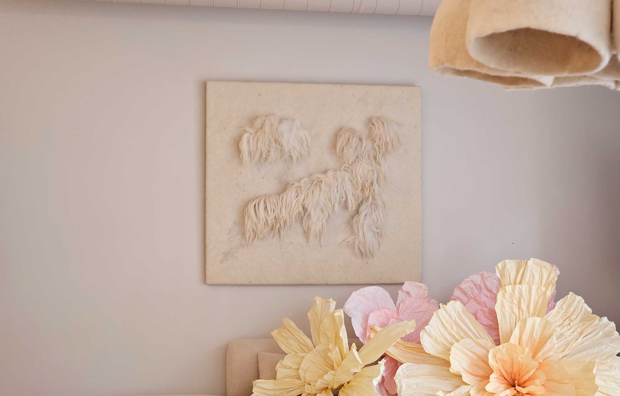Diseño interior de Estudio Luminoso con acabados en madera